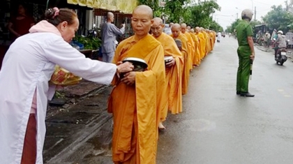 Hình ảnh trì bình khất thực của Ni giới Hệ phái Khất sĩ